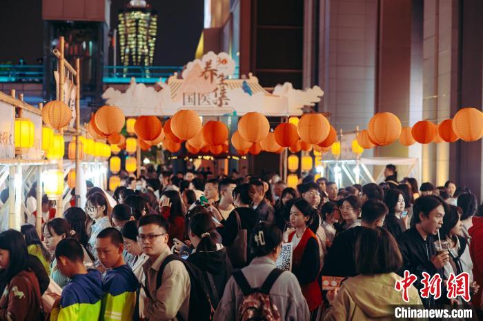 天顺娱乐官方:养生市集为何火?看中医药文化的“出圈密码”